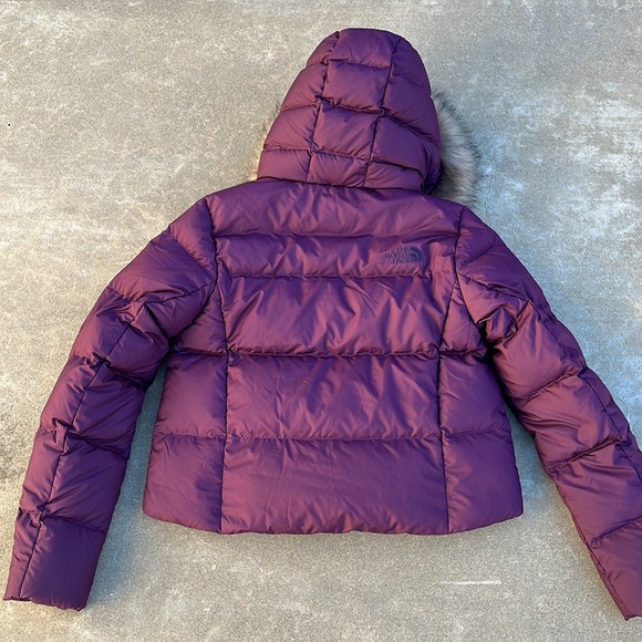 NWT The North Face Women's New Dealio Down Short Puffer Jacket - BlackBerry Wine - Picture 6 of 8